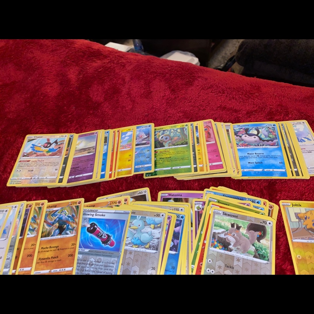 40 Mixed holo Pokémon and non holo cards